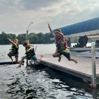 Photo 12 Kids in Life jackets jumping off a VDock